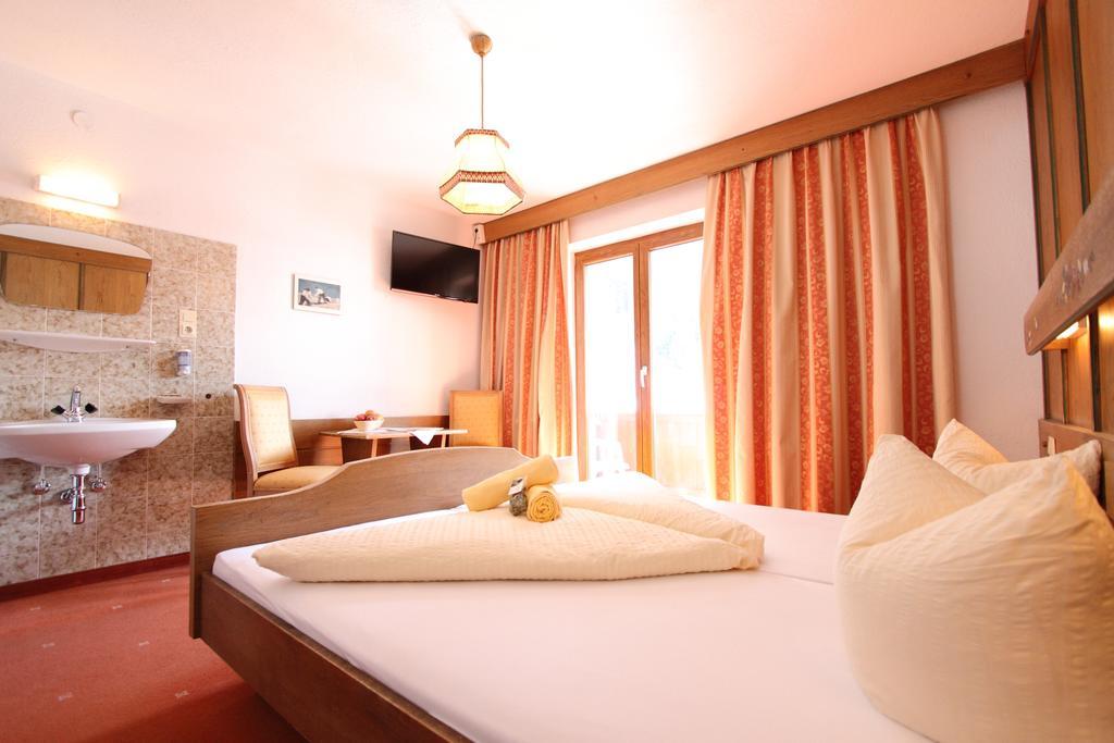 Pension Mittagskogel St. Leonhard im Pitztal Zimmer foto